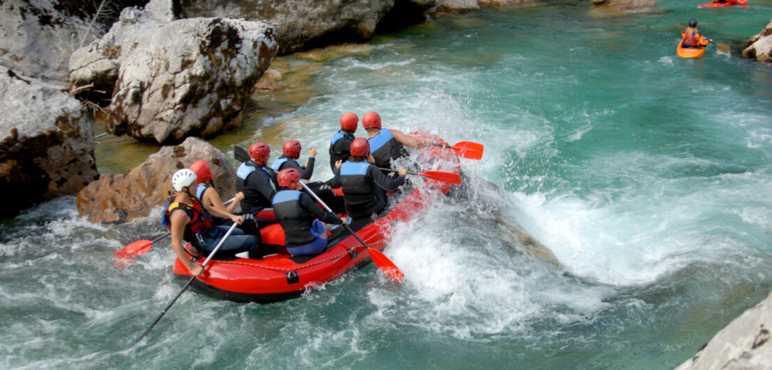 Ein Raftingboot auf einem Wildwasserfluss