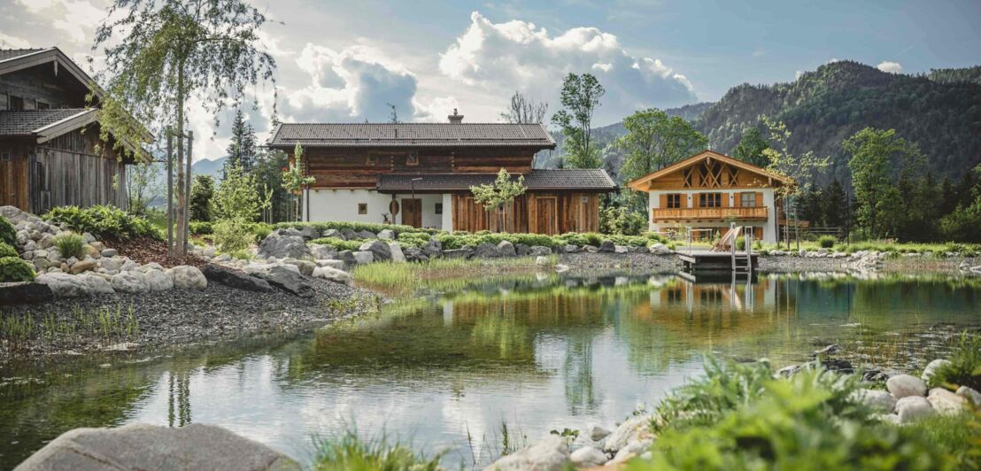 Naturweiher vor einem traditionellen Chalet