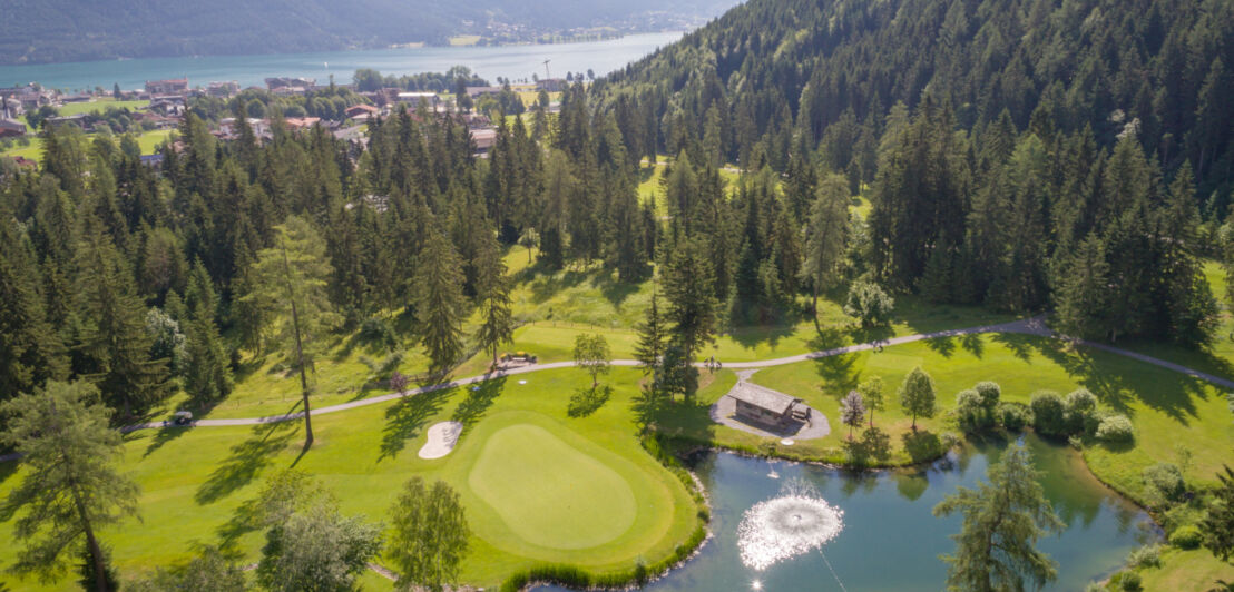 Der Golfclub Achensee aus der Vogelperspektive mit dem Achensee im Hintergrund