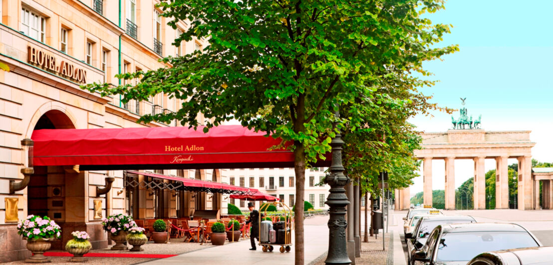 Der Eingang des Hotels Adlon Kempinski Berlin vor dem Brandenburger Tor