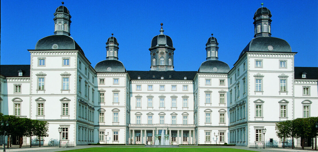 Ein Schloss mit fünf Türmchen