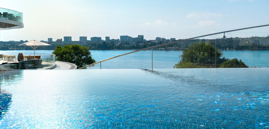 Der Pool des The Fontenay Hamburg, im Hintergrund die Alster und die Skyline