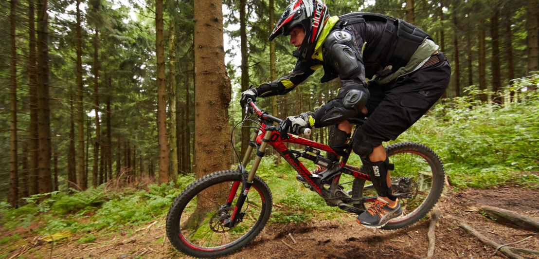 Ein Mountainbiker im Wald