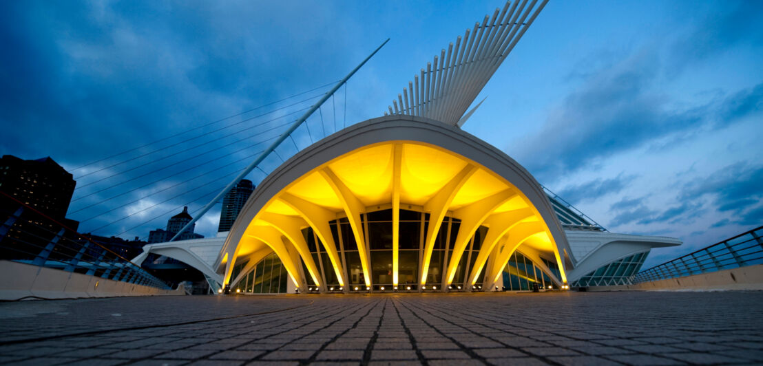 Das Milwaukee Art Museum bei Dunkelheit beleuchtet