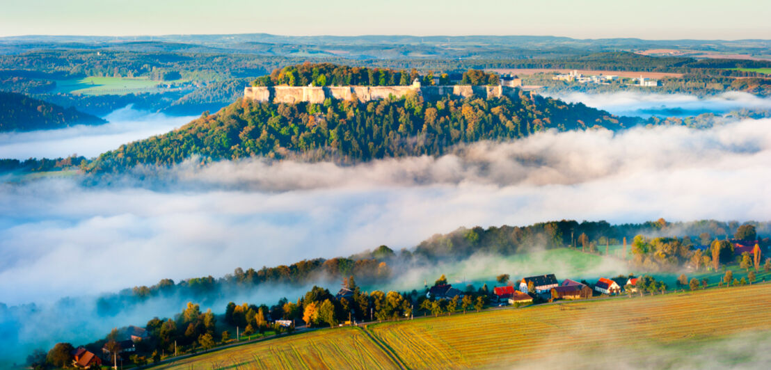 Eine Festung auf einem Berg, der von Nebelschwaden umgeben ist