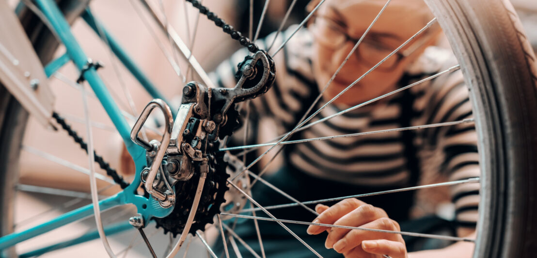 Fahrrad wird von Fachperson aufgerüstet