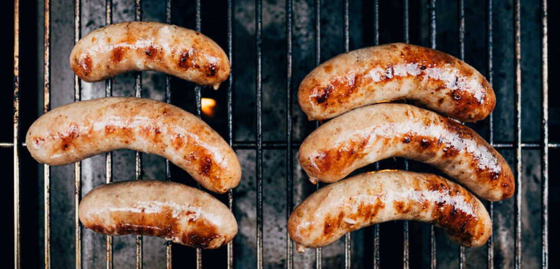 Würstchen von oben auf einem Grill