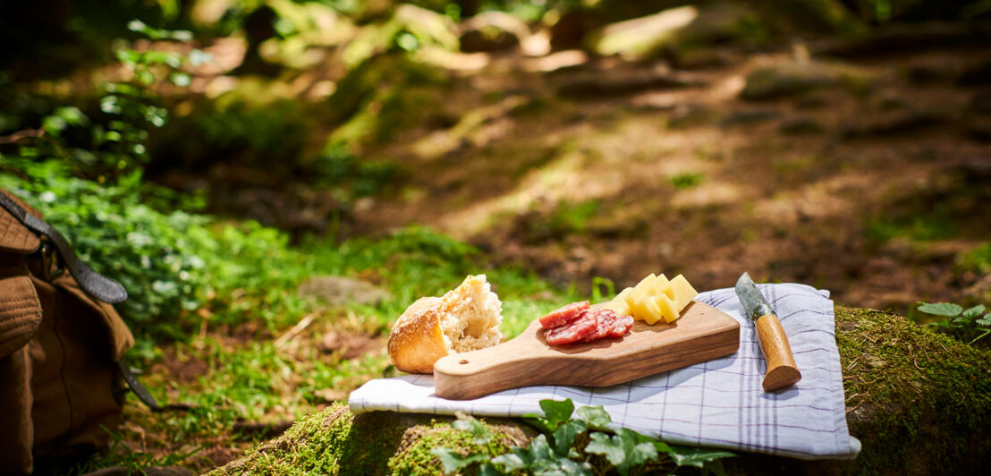 Eine Brotzeit mitten im Wald