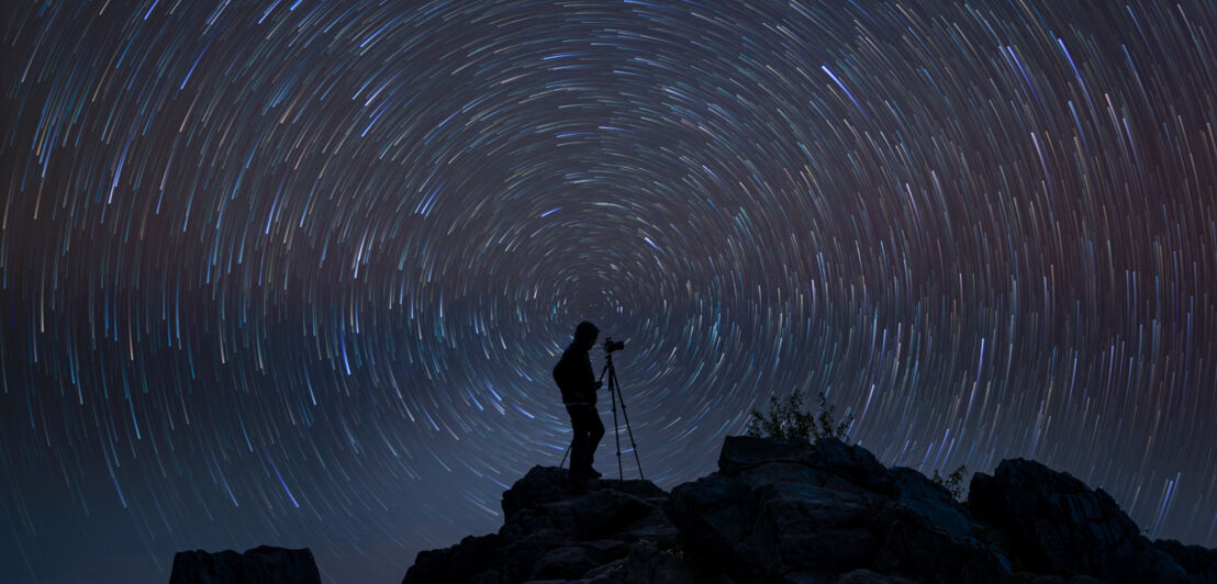 Aufnahme von Startrails, die durch eine lange Belichtungszeit entstehen