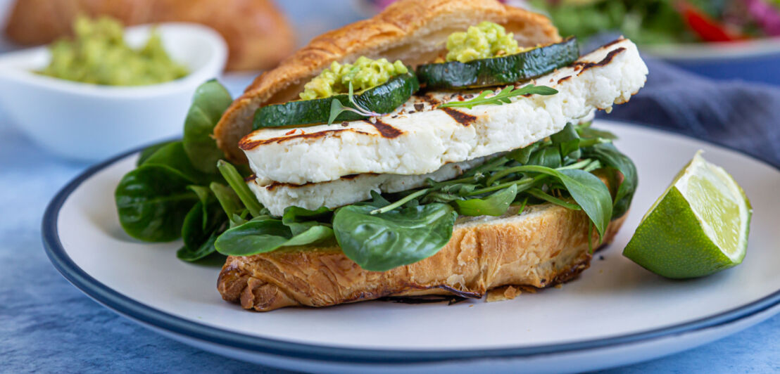 Ein Grillkäse in einem Sandwich mit Salat