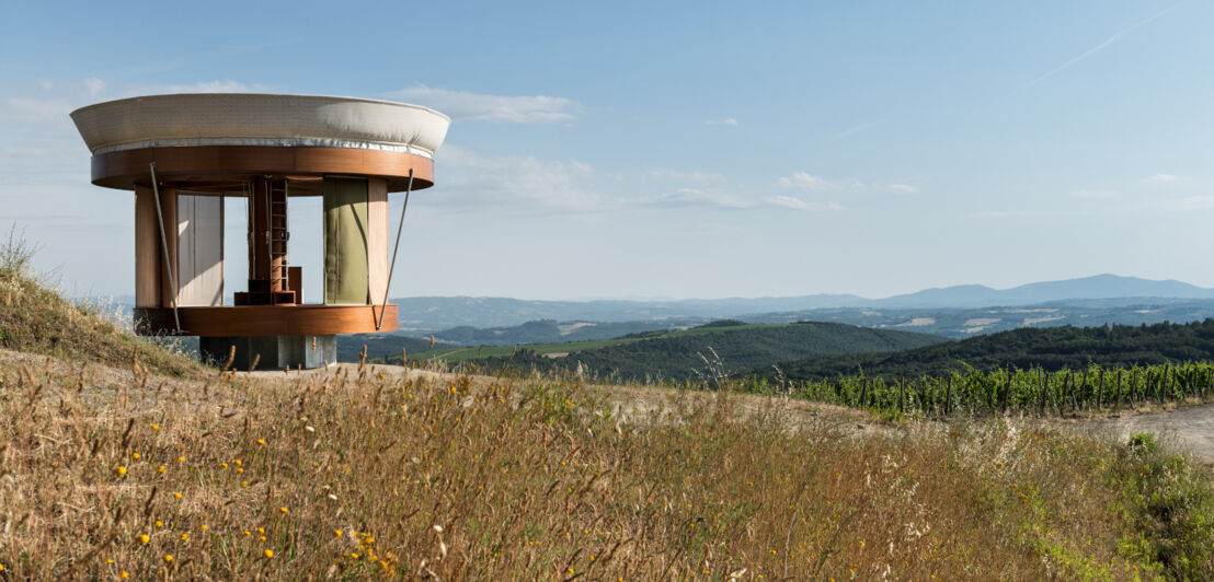 Die Casa Ojalà in den Bergen mit Blick auf Felder und Weinberge