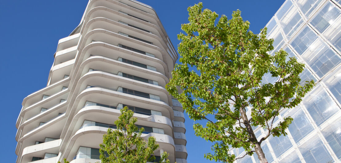 Zwei moderne Hamburger Gebäude am Hafen