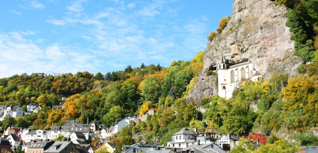 Eine in einen Felsen gebaute Kirche und eine Burgruine