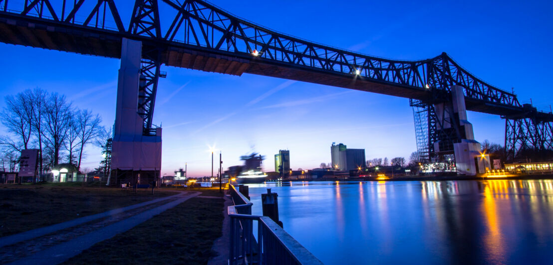 Eine Brücke und die Kieler Förde im Sonnenuntergang