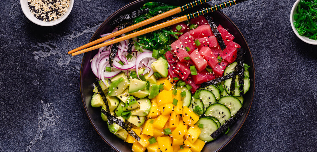 Eine Poke Bowl mit Thunfisch