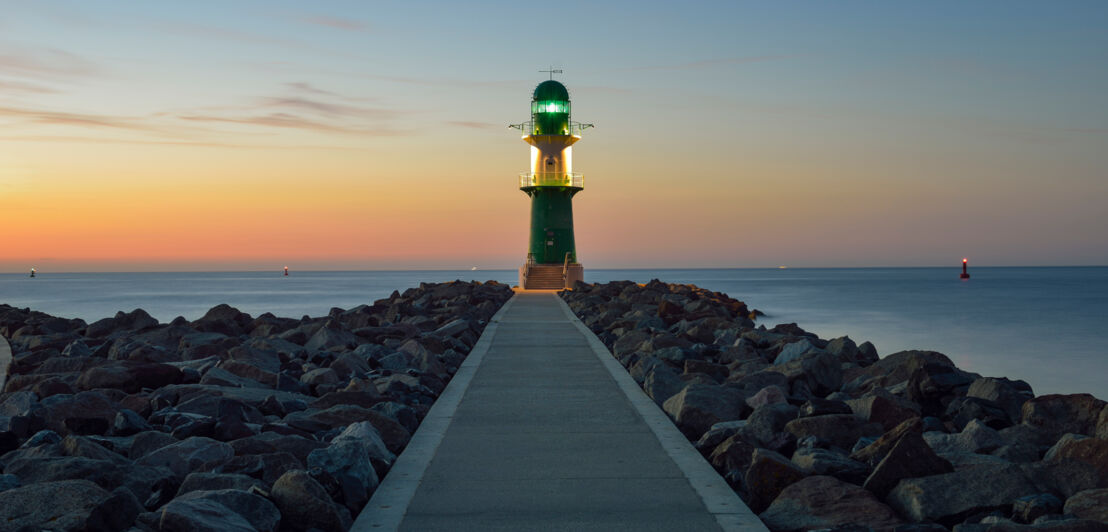 Deutschland Warnemünde, Ostsee, Dämmerung, Objekt in Landschaft