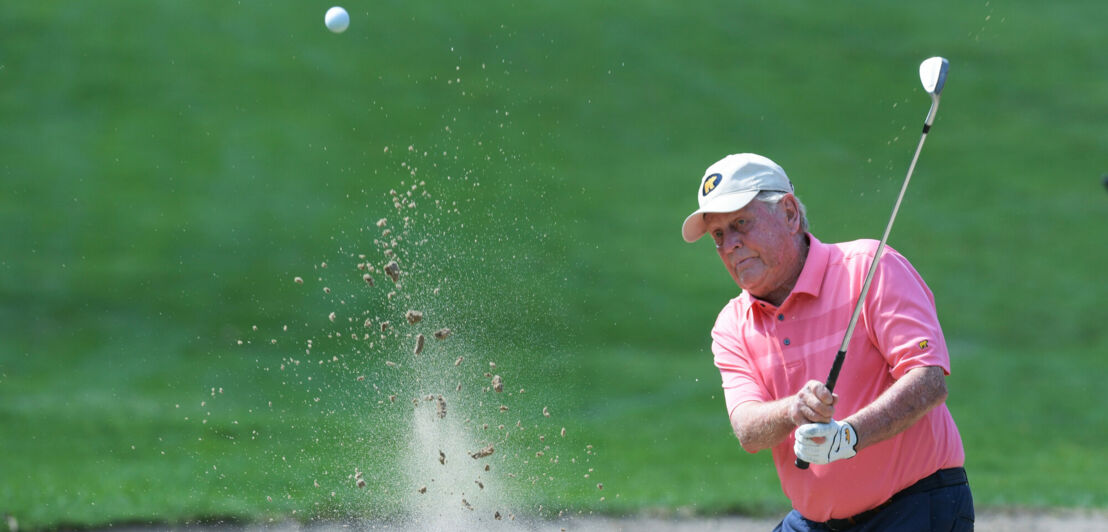 Jack Nicklaus beim Abschlag auf dem Golfplatz