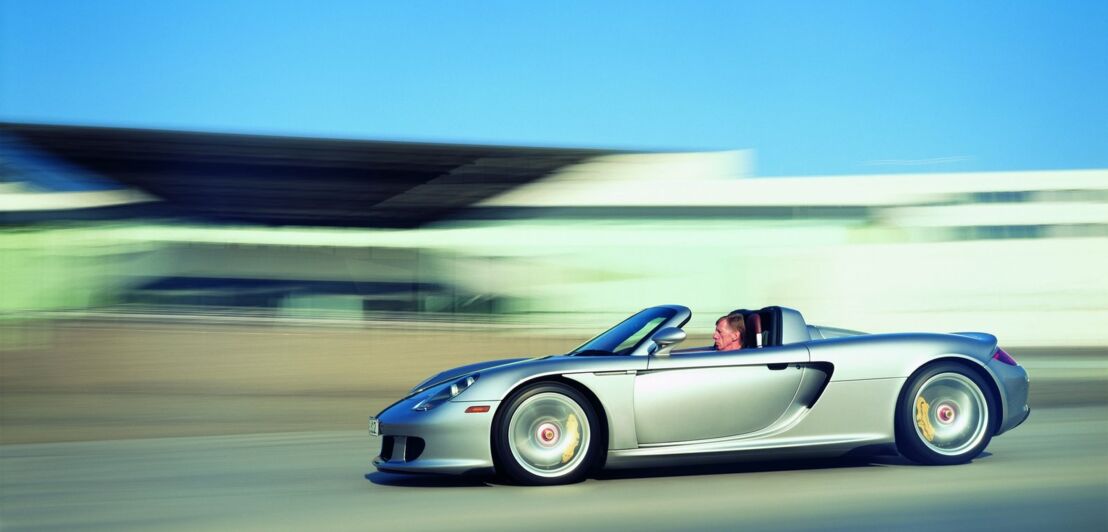 Ein Porsche Carrera GT in rasender Fahrt auf der Straße