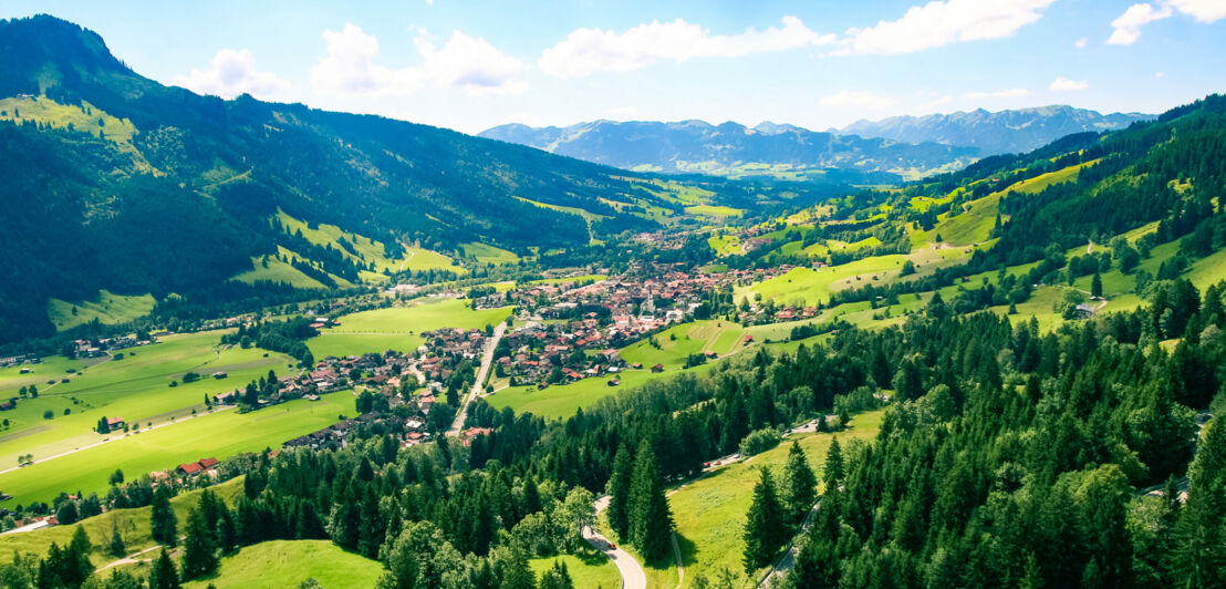 Blick auf das in einem grünen Tal liegende Bad Hindelang