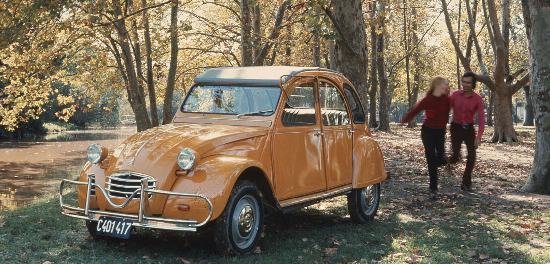 Citroën 2CV, besser bekannt als „Ente“, in Orange