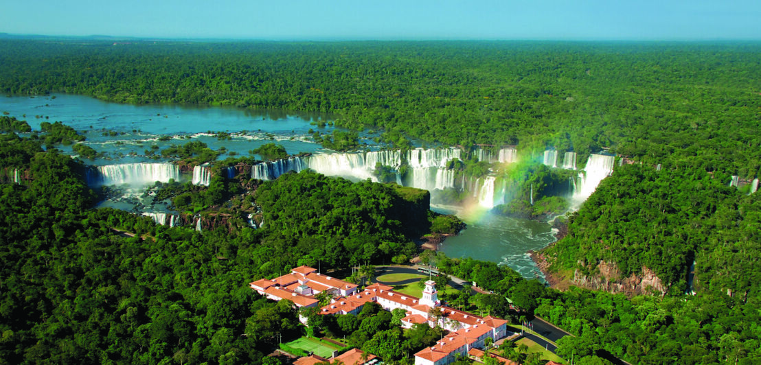 Luftaufnahme eines Hotelkomplexes im Regenwald neben den Iguazú-Wasserfällen