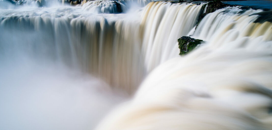 Ein Wasserfall stürzt in eine Schlucht