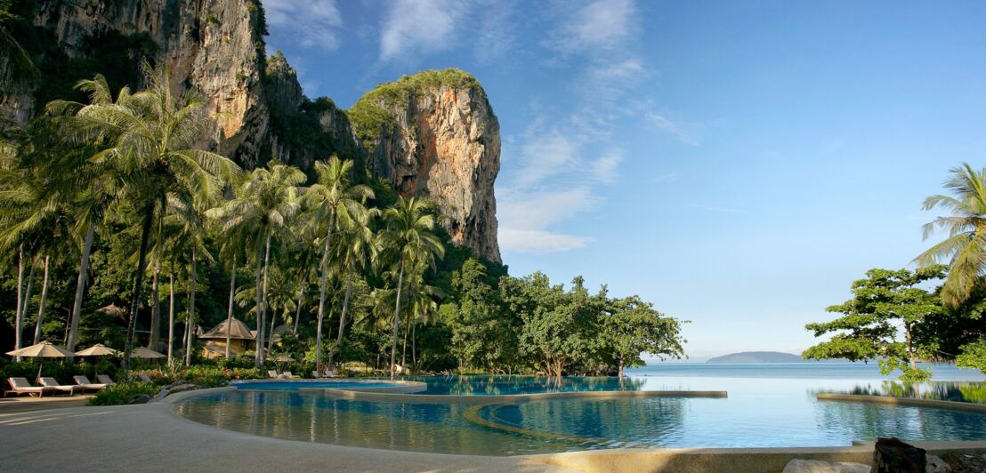 Ein organisch angelegter Infinity-Pool verschmilzt optisch mit seiner Lagunen-Landschaft seiner Umgebung