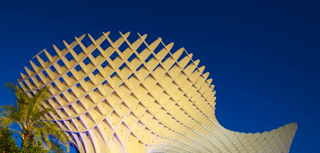 Beleuchtete Holzelemente des Metropol Parasol in Sevilla