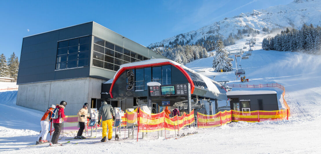 Talstation eines Sesselliftes im Skigebiet im Winter