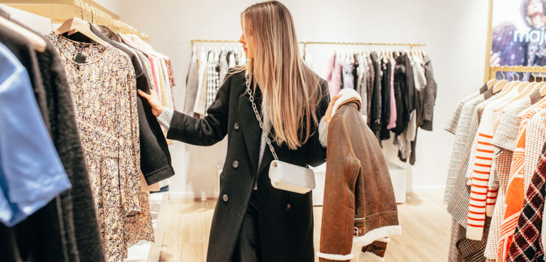 Ein Frau mit langen Haaren beim Fashionshopping