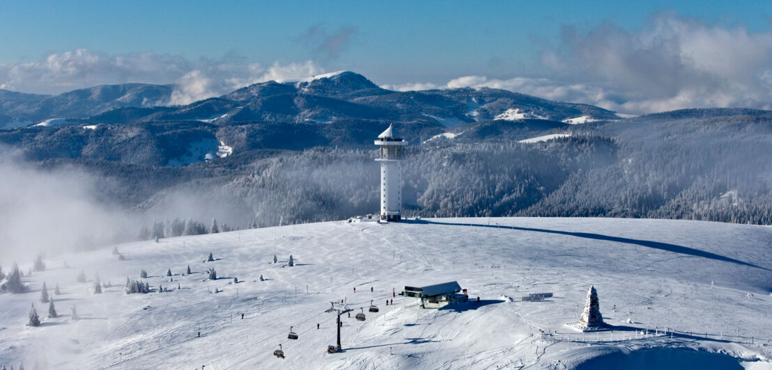 Der verschneit Gipfel des Feldberges mit Blick in den umliegenden Schwarzwald