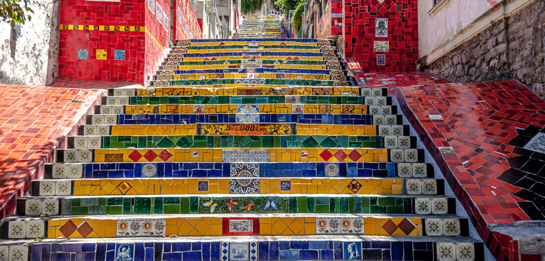 Eine bunte Fliesentreppe in Rio de Janeiro