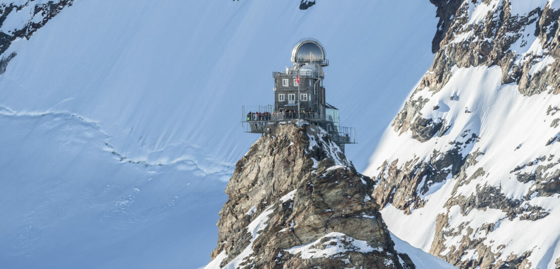 Blick auf eine Felsenkuppe und das Sphinx-Observatorium