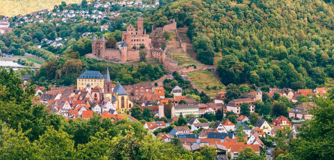 Luftaufnahme der Stadt Wertheim und der oberhalb liegenden Burgruine mit bewaldeter Umgebung