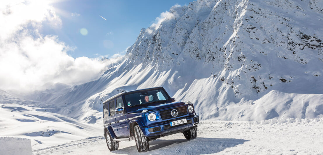 Ein blauer Mercedes in den Bergen.