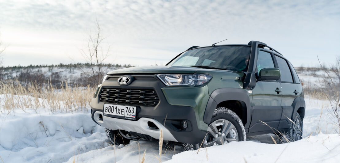 Ein Lada Niva Travel im Schnee.