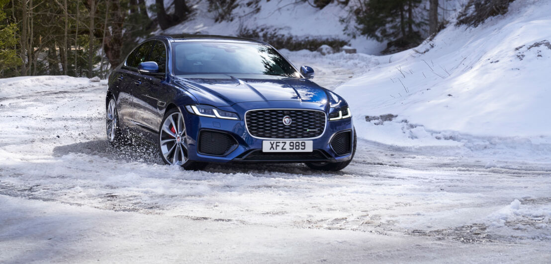 Frontansicht eines Jaguar XF im Schnee