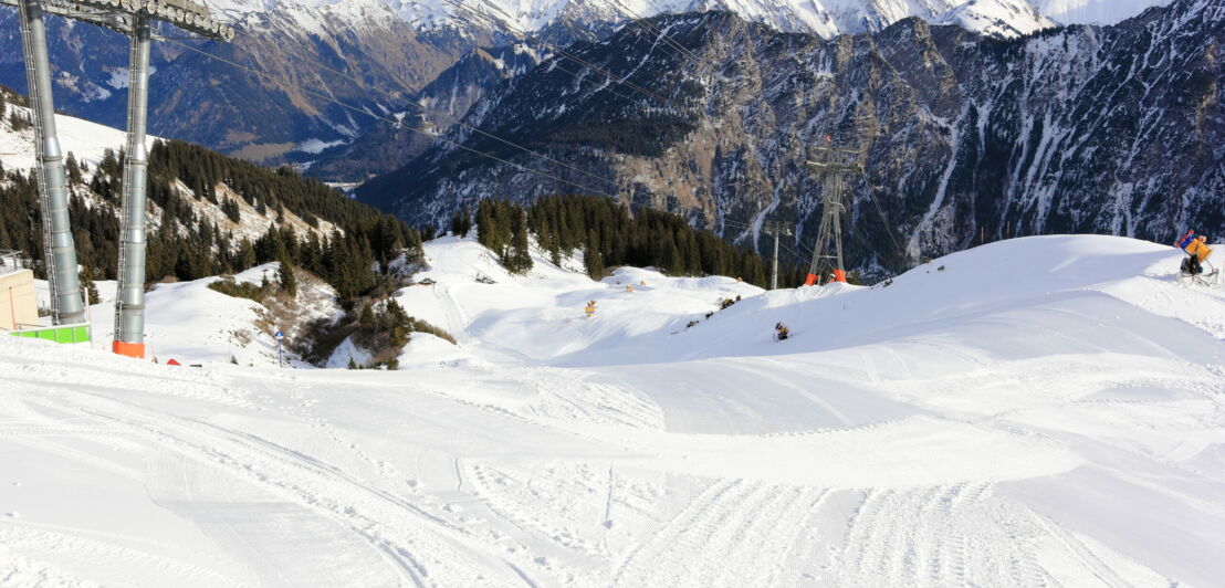 Eine Seilbahn, Berge und Schnee