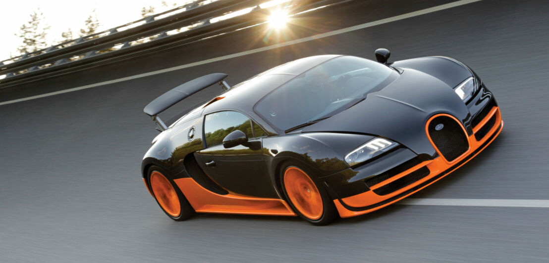 Der Sportwagen Bugatti Veyron 16.4 Super Sport auf einer Rennstrecke.