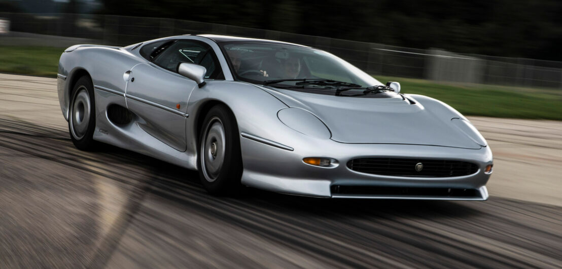 Der Jaguar XJ 220 auf einer Straße.