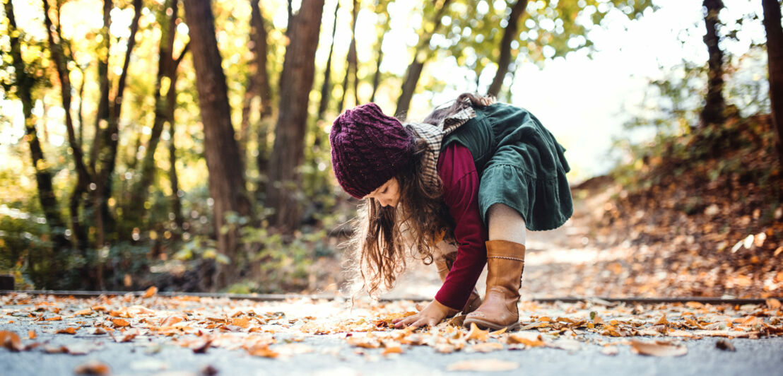 Kind spielt im Wald