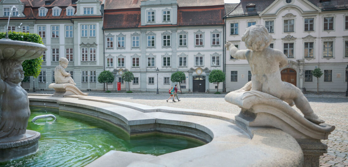 Zwei Wanderer in der Altstadt von Eichstätt.