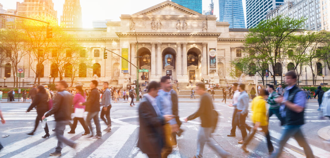 Haupteingang der New York Public Library mit Fußgängern auf Straßenkreuzung im Vordergrund