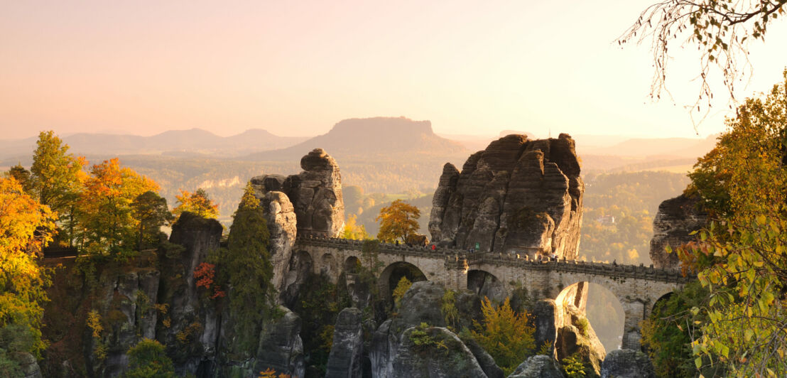 Blick auf die Basteibrücke im Elbsandsteingebirge