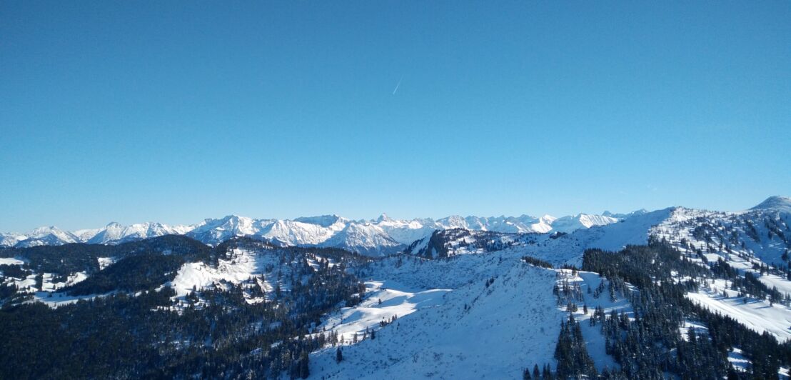 Mehrere schneebedeckte Gipfel im Allgäu