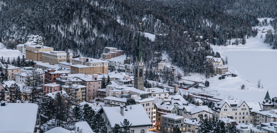 Das schneebedeckte St. Moritz vor einer Bergkulisse