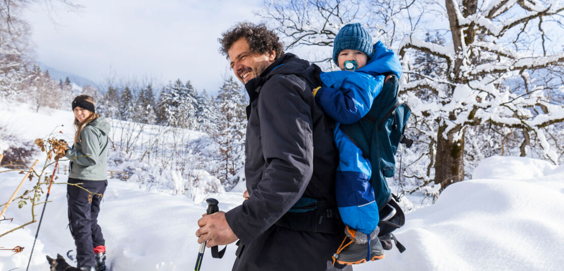 Familie mit Hund bei einer Skitour