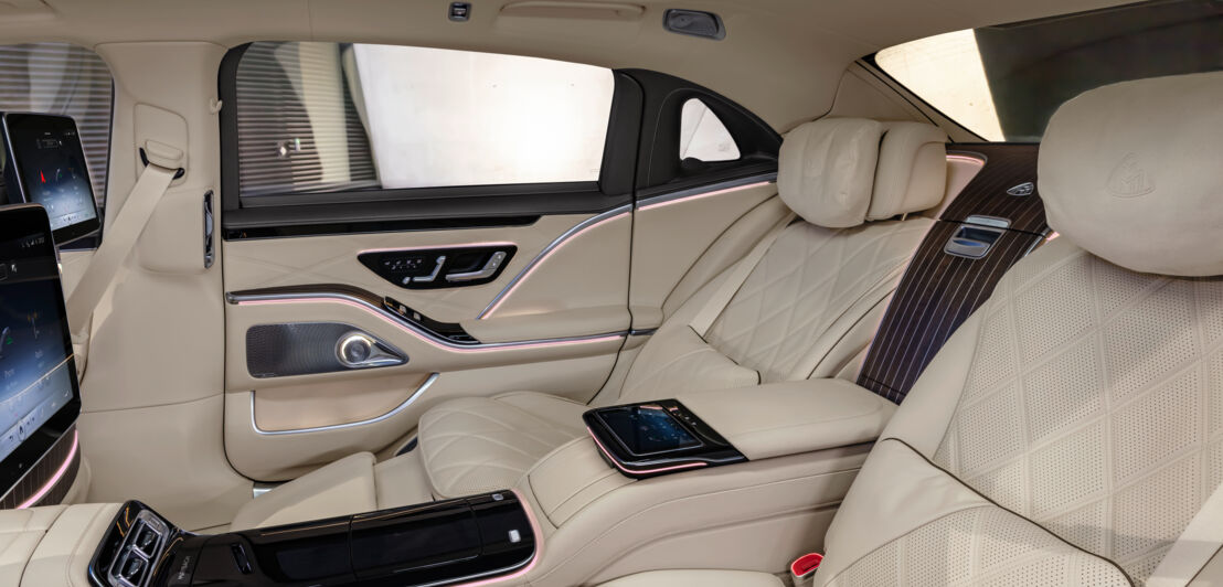 Blick in den Fond eines Mercedes Maybach s680.