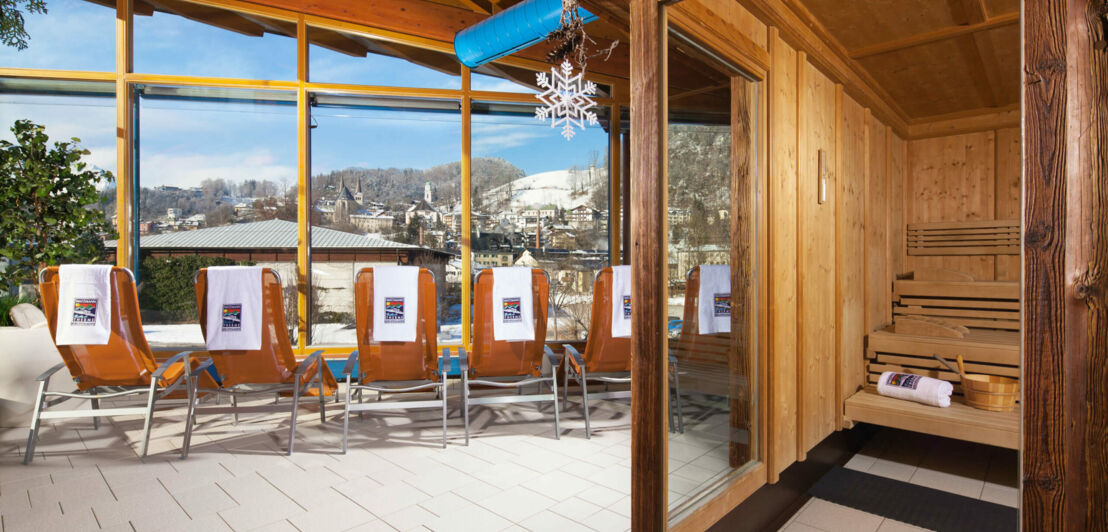 Ruheraum der Watzmann Therme mit Blick auf die verschneite Landschaft