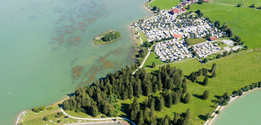 Ein Campingplatz an einem See aus der Vogelperspektive